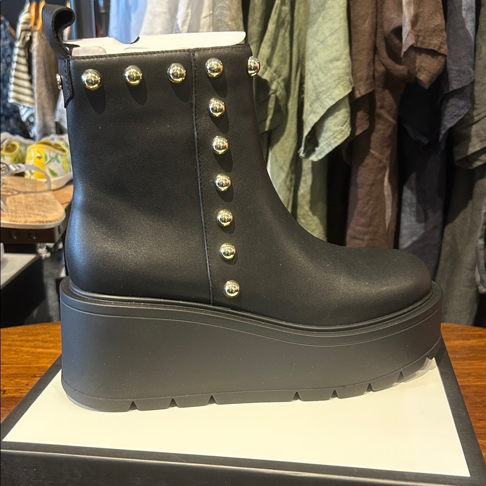 🎁🎄Final Price🎁🎄 J Slides Viceroy Black Leather Platform Boots Gold Studs NIB